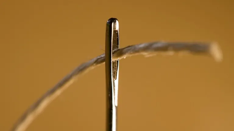Assim como é impossível um camelo passar pelo minúsculo buraco de uma agulha também é impossível àqueles que confiam nas riquezas, e não em Deus, entrarem no Reino de Deus. Uma linha passando pelo buraco de uma agulha.