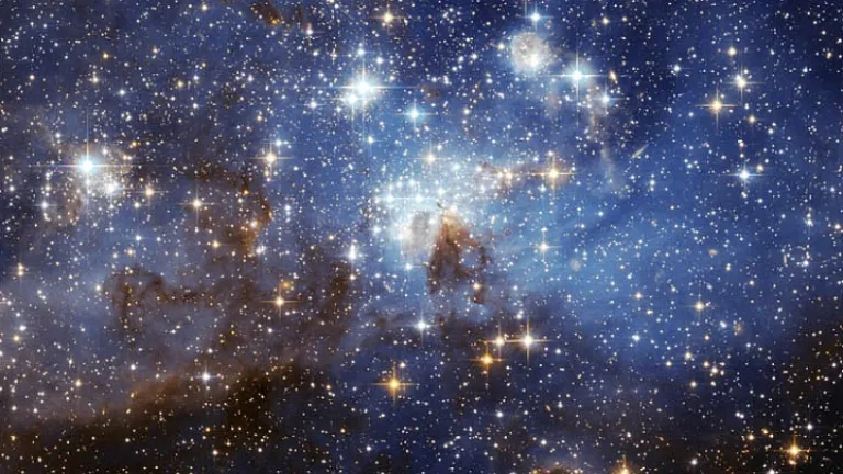 Deus se revela como Criador do céu e da Terra. Assim, tudo pertence a Ele. Estrelas e galáxias no espaço sideral.