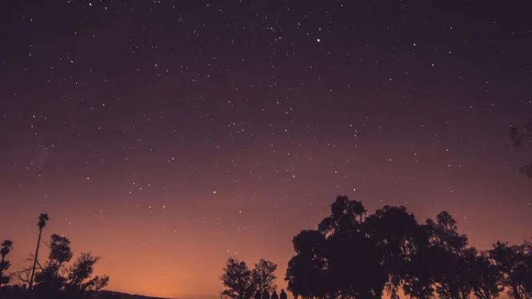 Estrelas no céu em um alvorecer.