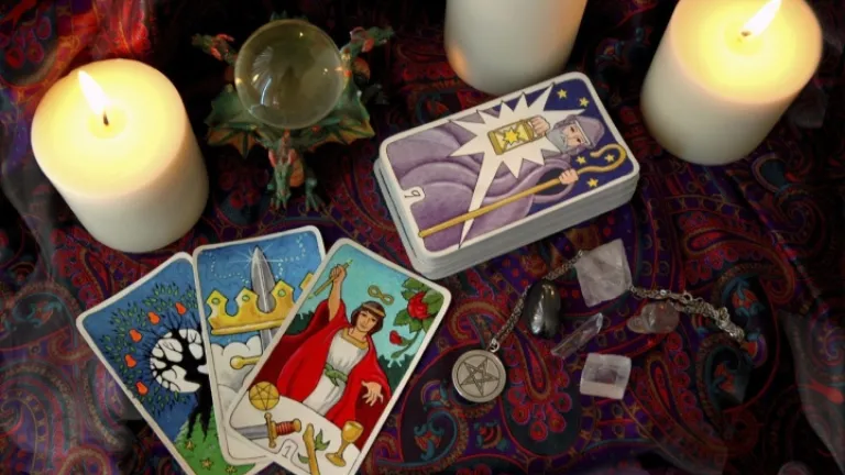 Evite participar de qualquer coisa que tenha a ver com o lado maligno do mundo espiritual. Em vez disso, aproxime-se de Deus através da oração, do estudo da Bíblia, da meditação e do jejum. Cartas de tarô e velas.