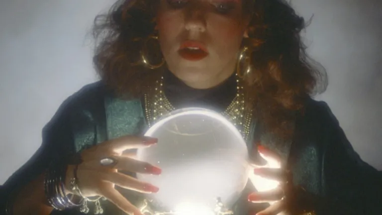 Uma cartomante com uma bola de cristal.