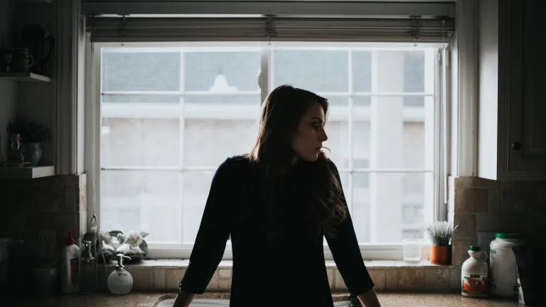 A Função Crucial da FéFaith is a deep conviction that God deeply cares for us and will always act with our best interests at heart. A Função Crucial da FéA woman standing by a kitchen sink.
