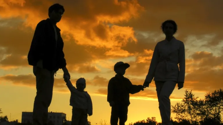 Uma mulher lendo a Bíblia.Silhueta de uma família.