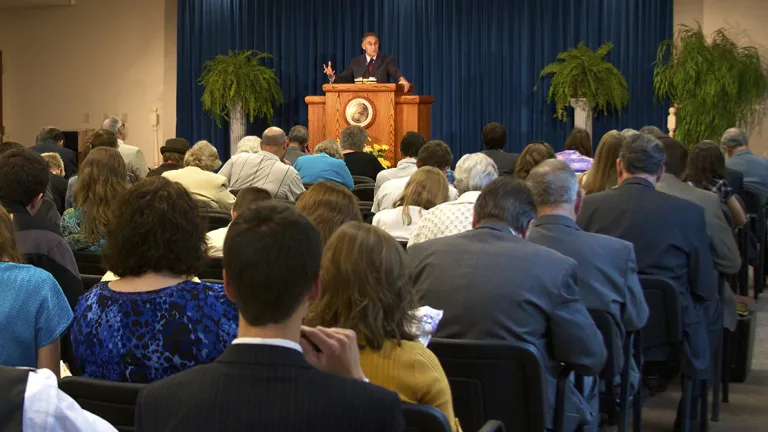 Uma congregação da igreja ouvindo um sermão.