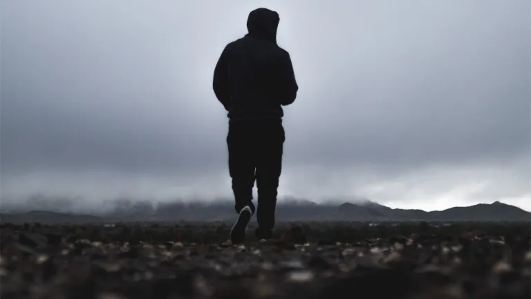 Um homem indo embora.