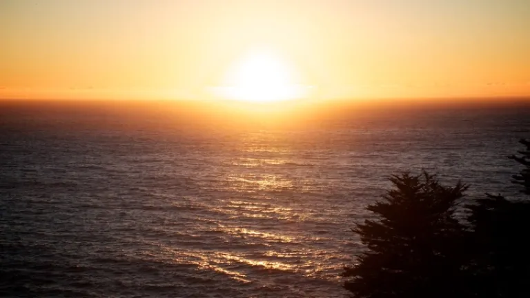 Pôr do sol sobre um lago.