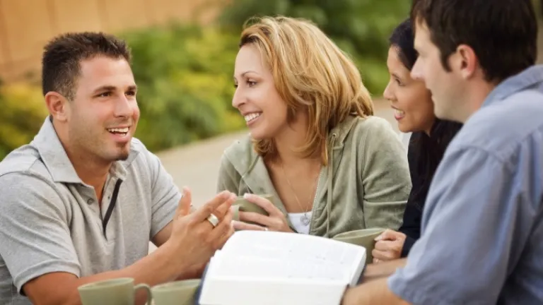 Deus sabe que os bons tipos de amigos encorajar-se-ão e se fortalecerão do jeito certo, para nos estimularmos mutuamente “ao amor e às boas obras". Um grupo de pessoas estudando a Bíblia.