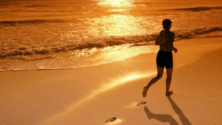 Uma mulher correndo.