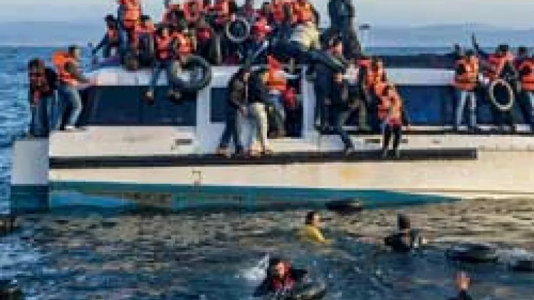Syrians and Iraq refugees on boat