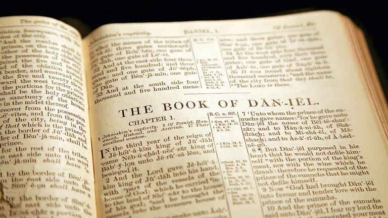Uma Bíblia aberta no livro de Daniel.