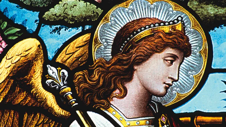 Foto de um colorido vitral religioso.