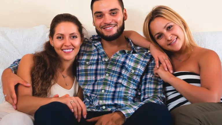 Numa sociedade em que quase todos os tipos de relações sexuais são celebradas, é francamente surpreendente que a poligamia permaneça ilegal. In a society in which nearly any kind of sexual relationship is celebrated, it’s frankly surprising that polygamy remains illegal.