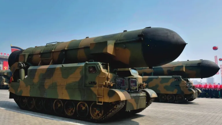 Durante o desfile militar anual a Coreia do Norte apresenta seu míssil KN-15, suspeito de ter capacidade para carregar armas nucleares. Durante o desfile militar anual a Coreia do Norte apresenta seu míssil KN-15, suspeito de ter capacidade para carregar armas nucleares.