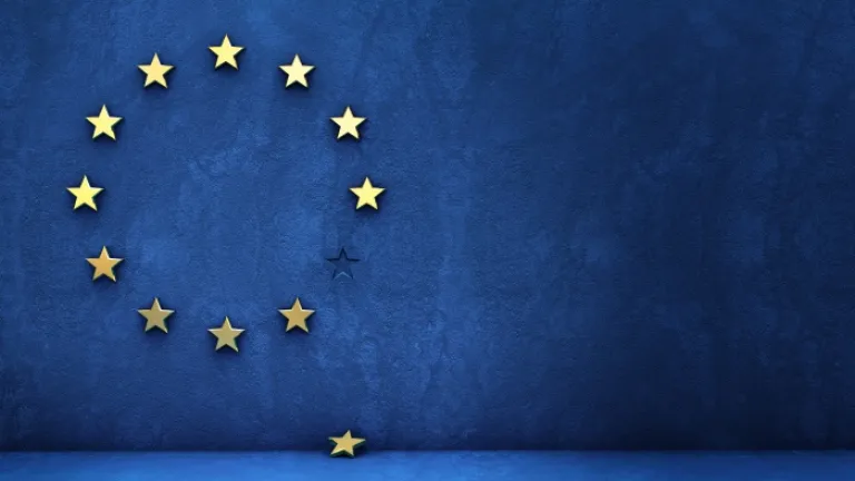 A saída da segunda maior economia (a Grã-Bretanha) da UE, reforçará ainda mais a posição da maior economia (a Alemanha). A bandeira da União Europeia - Um círculo de doze estrelas amarelas de cinco pontas num campo azul. Uma das estrelas caiu do círculo.