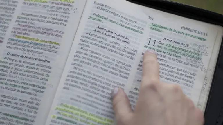 Uma Bíblia aberta para reservar James.