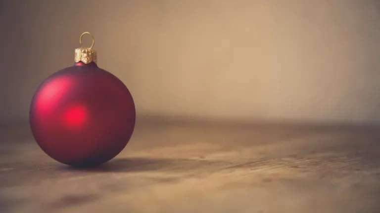 Não podemos colocar Cristo de volta no Natal, como muitos procuram fazer, pois Ele nunca esteve lá, em primeiro lugar. Pessoas enganadas O colocaram lá. O que isso significa para nós? Uma bolinha ornamental de natal vermelha.