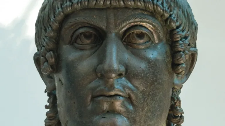 Um busto colossal do imperador romano Constantino o Grande em bronze, que legalizou uma forma muito diferente de cristianismo no seu império.