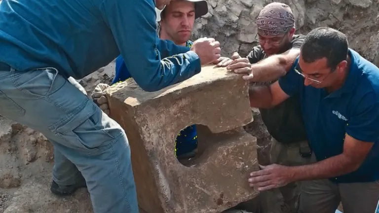 Os escavadores removem uma toalete de pedra que foi usada para contaminar o santuário onde o altar foi encontrado. Os escavadores removem uma toalete de pedra que foi usada para contaminar o santuário onde o altar foi encontrado.