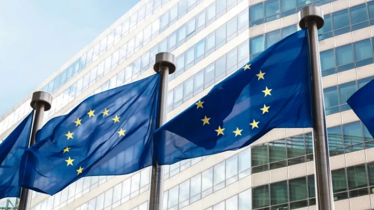 Bandeiras dos países da União Europeia hasteadas na sede da Comissão Europeia em Bruxelas. Bandeiras dos países da União Europeia hasteadas na sede da Comissão Europeia em Bruxelas.
