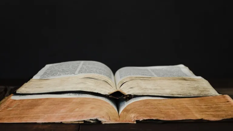 Dois Bíblia aberta empilhados uns sobre os outros.