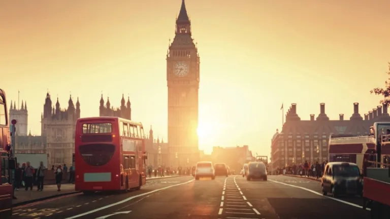 Uma cena de rua movimentada em Londres, Inglaterra