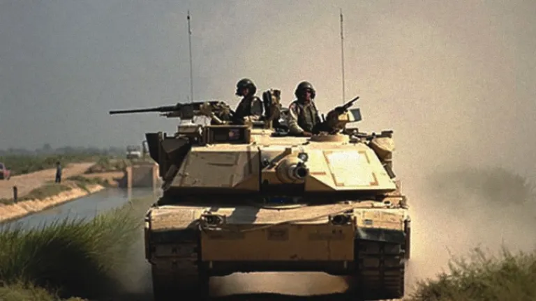 Tanque de guerra M1A1 do Exército dos EUA no Iraque em 2004. Tanque de guerra M1A1 do Exército dos EUA no Iraque em 2004.