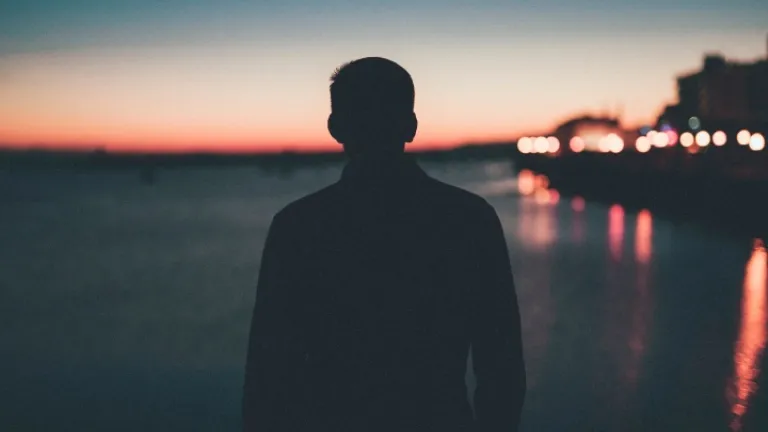 Hoje alguns afirmam seguir a Deus, mas na realidade vivem uma vida de acomodação cultural. Nós devemos, pelo contrário, defender e viver de acordo com a verdade de Deus. Uma pessoa admirando um pôr-do-sol sobre água.