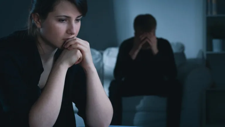 Um casal que parece ter problemas.