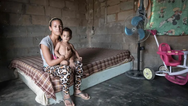 Uma jovem mãe venezuelana e seu filho estão entre os milhões reduzidos à pobreza pelas fracassadas políticas socialistas impostas no país. Uma jovem mãe venezuelana e seu filho.