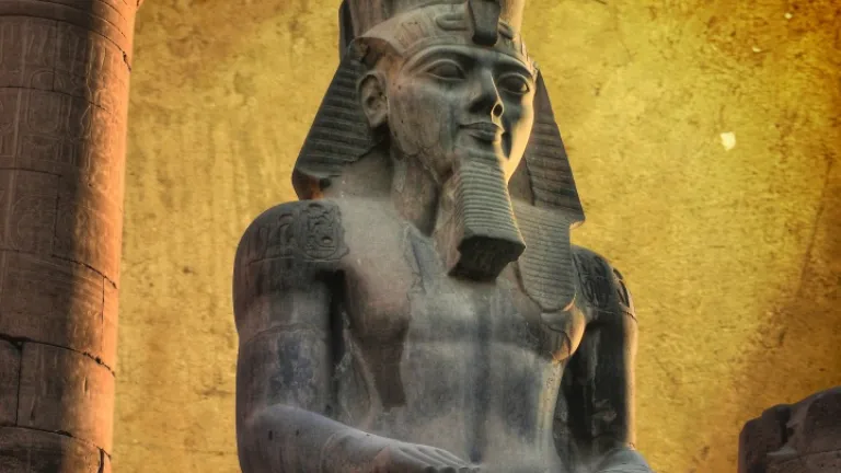 Colosso de Ramsés II (feito em granito negro) no Templo de Luxor (Egito)