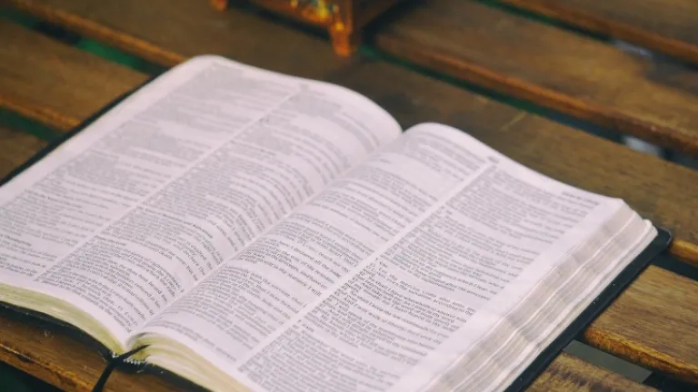 Uma Bíblia numa mesa.