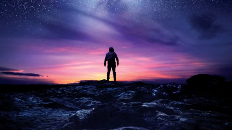 Em vez da família de Deus ser levada para o céu ao fim, o céu e Deus Pai virão para a Terra! A silhueta dum homem olhando para o céu cheio de estrelas.