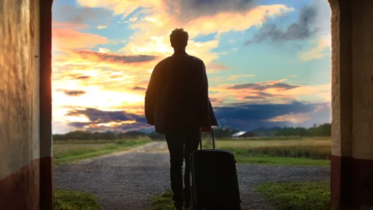 Há uma diferença entre andar com Cristo e permitir que Ele ande em nós, que é o desejo de nosso Pai Celestial desde o começo. Um homem com uma mala.