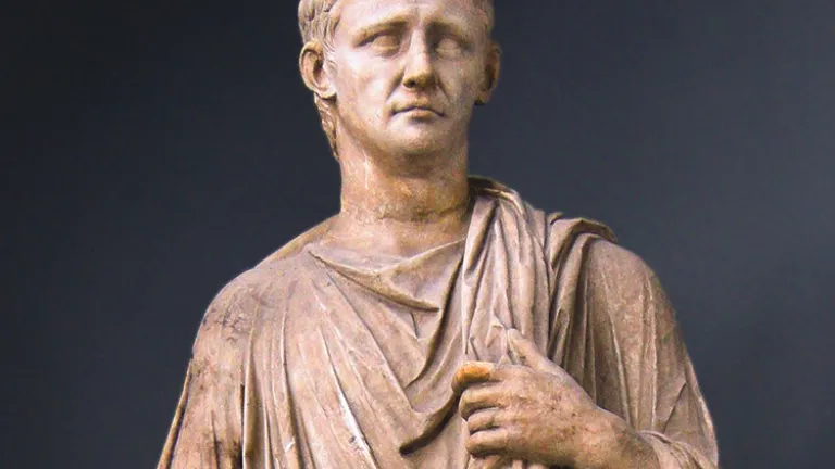 Na sociedade greco-romana, membros da classe mais rica davam presentes ou assistência que se chamava charis - a palavra grega traduzida como “graça” - que os destinatários nunca poderiam retribuir. Uma estátua greco-romana.