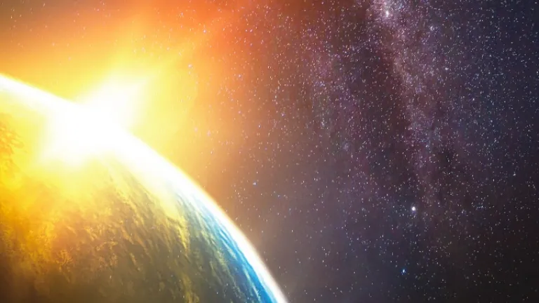 “No princípio era o Verbo, e o Verbo estava com Deus, e o Verbo era Deus. . . Todas as coisas foram feitas por intermédio dele, e, sem ele, nada do que foi feito se fez.” Raios de sol brilhando na terra.