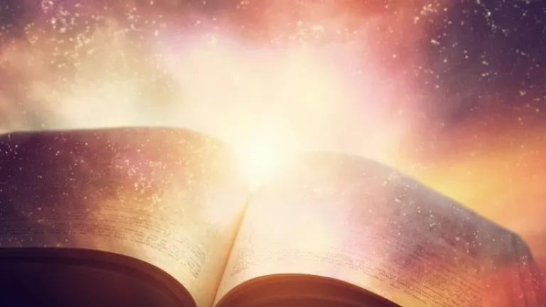 A humanidade quer conhecer e entender o futuro, mas na realidade há apenas uma fonte confiável para essas informações - e essa é a Bíblia. Uma Bíblia aberta com luz ao seu redor.
