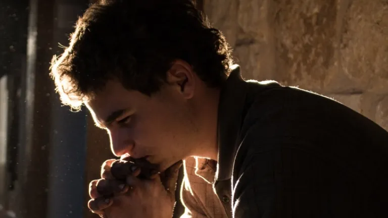 Você abraçará uma nova vida de pensamento diferente, de verdadeiro arrependimento que leva à vida? Um jovem meditando.