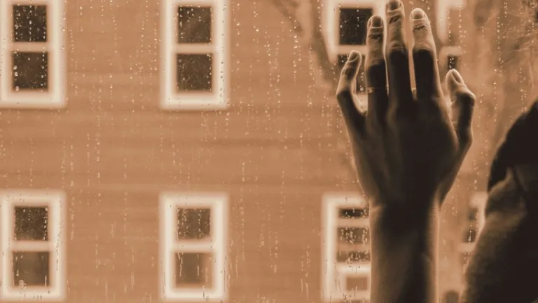 A mão duma senhora na janela.