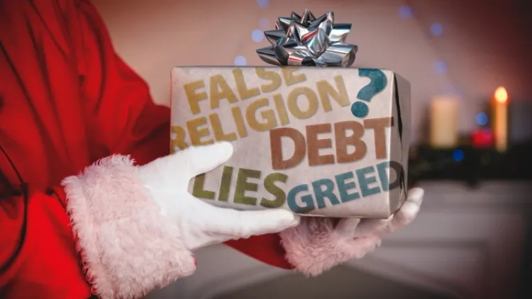 Um Papai Noel segurando um presente.