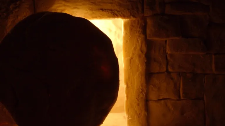 Ressurreição de Cristo: Chave para Nossa Salvação Pedra redonda em frente a um túmulo.