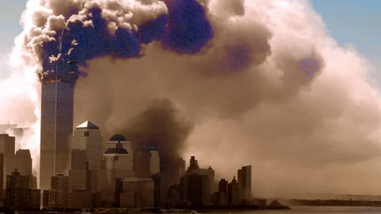 As Torres Gêmeas na cidade de Nova Yorque queimando. 20 anos após o 11 de Setembro, a dor continua sendo uma ferida crua para a América. Refletindo, tentamos entender o que não faz sentido algum. Como essas coisas poderam acontecer?