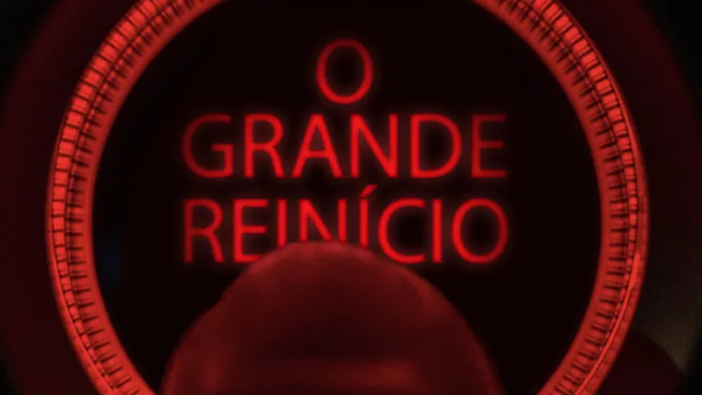 Um dedo apertando um botão "reset" (re-início).