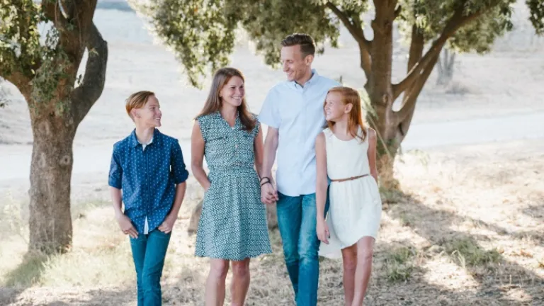 O Sábado é o dia da família. Esse é um dia em que podemos relaxar com nossos entes queridos e nos concentrar em nosso grande Criador. E também é um dia para se alegrar.