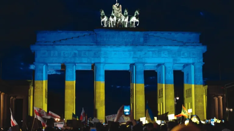 Em Berlim, manifestantes alemães protestam em solidariedade à Ucrânia em frente ao famoso portão de Brandemburgo, iluminado com as cores da bandeira ucraniana.