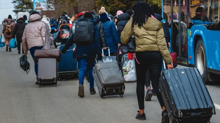 Massas de refugiados ucranianos foram acolhidas pela vizinha Polônia, Eslováquia, Romênia, Hungria e também por outros países. Refugiados ucranianos no posto de controle da Eslováquia.