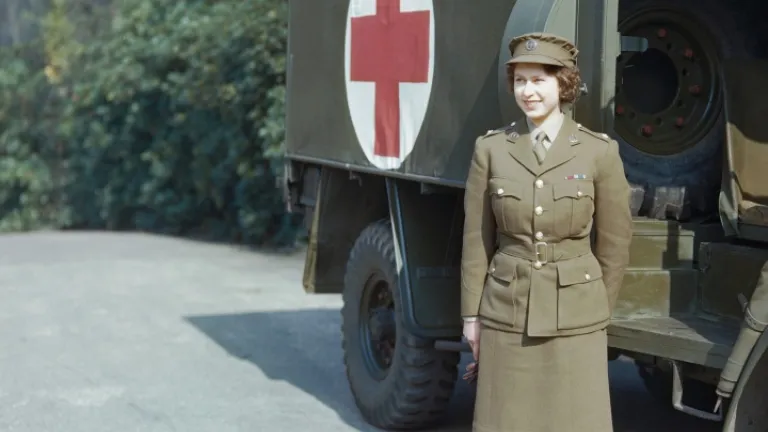 Uma foto da rainha Elizabeth quando jovem em frente a uma ambulância do exército.
