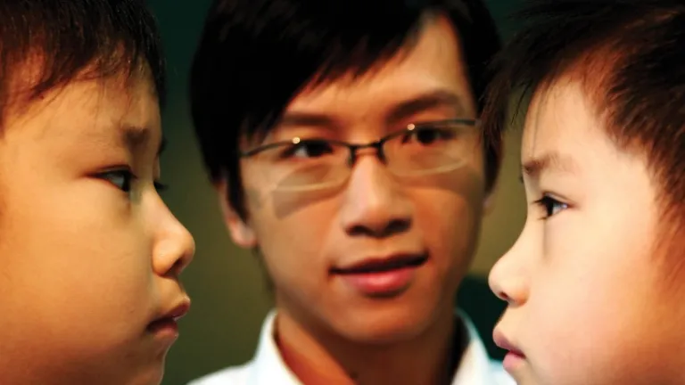 Um pai encorajando seus dois filhos a fazerem as pazes.