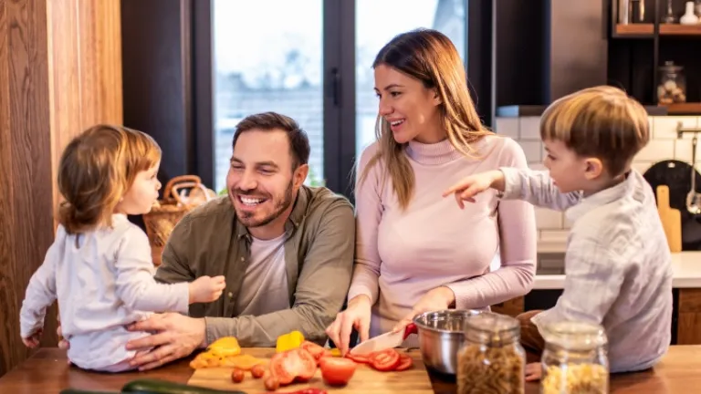 Para entender o significado espiritual do sexo, do casamento e da família, devemos nos voltar para Deus, nosso Criador, para aprender o que Ele tinha em mente ao criar a raça humana. Uma família na cozinha.