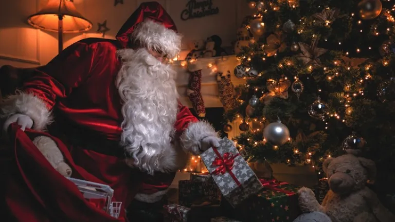 Nenhum dos símbolos, tradições ou personagens do Natal, como o Papai Noel, tem respaldo na Bíblia. Então, de onde eles vieram? Papai Noel deixando presentes debaixo da árvore de Natal.