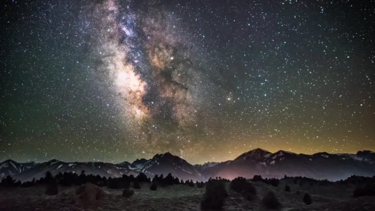 Um céu estrelado à noite.